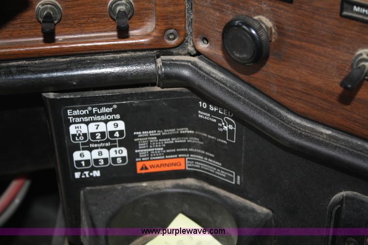 image for item A6832 2003 Freightliner FLD120 semi truck