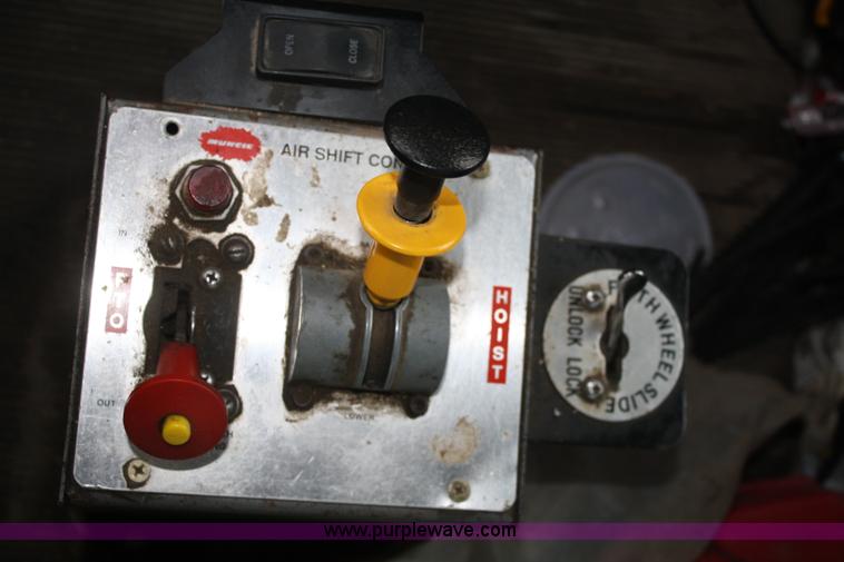 image for item A6832 2003 Freightliner FLD120 semi truck