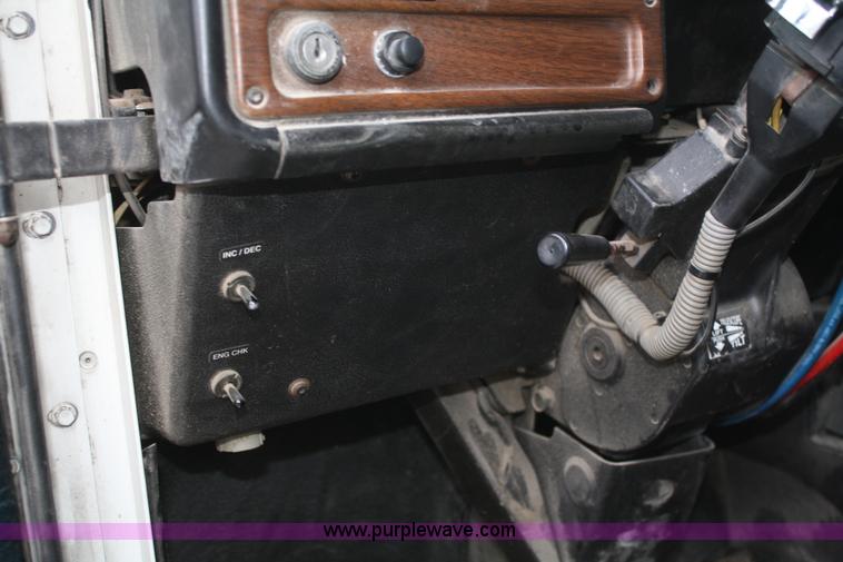 image for item A6832 2003 Freightliner FLD120 semi truck