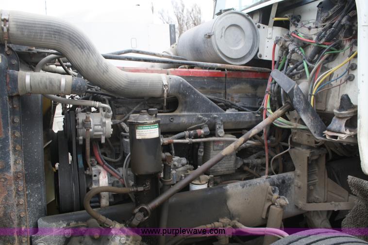 image for item A6832 2003 Freightliner FLD120 semi truck