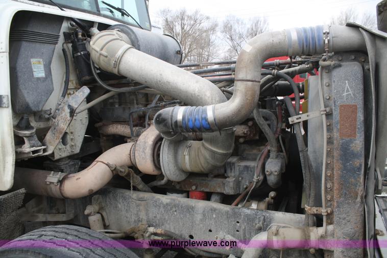 image for item A6832 2003 Freightliner FLD120 semi truck