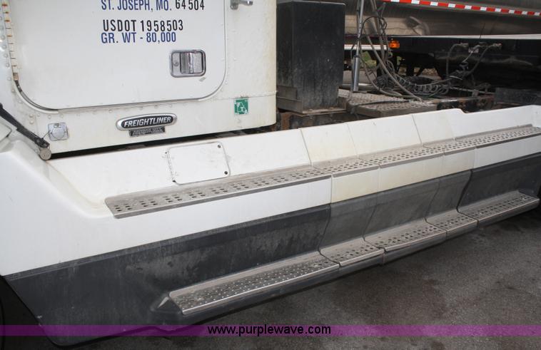 image for item A6832 2003 Freightliner FLD120 semi truck