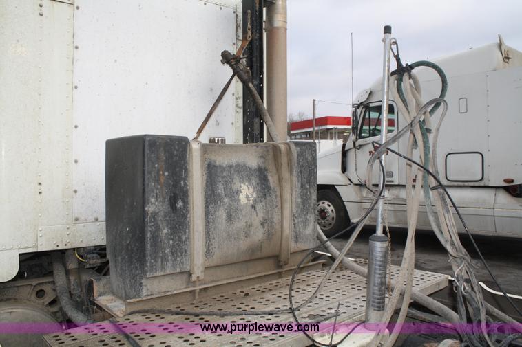 image for item A6832 2003 Freightliner FLD120 semi truck