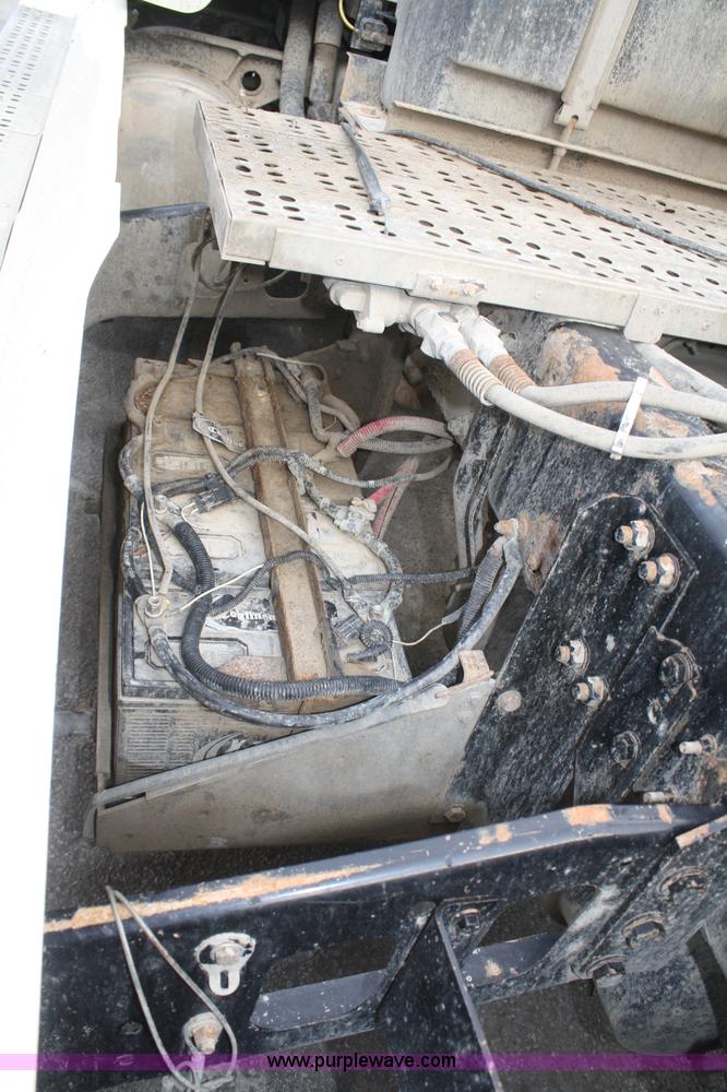 image for item A6832 2003 Freightliner FLD120 semi truck