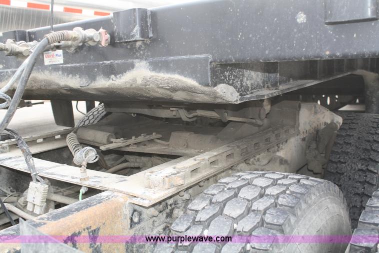 image for item A6832 2003 Freightliner FLD120 semi truck