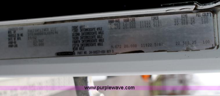 image for item A6832 2003 Freightliner FLD120 semi truck