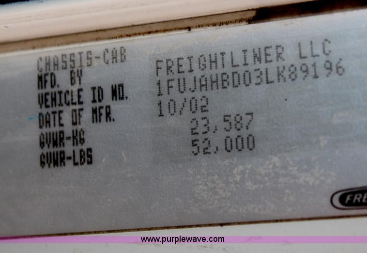 image for item A6832 2003 Freightliner FLD120 semi truck