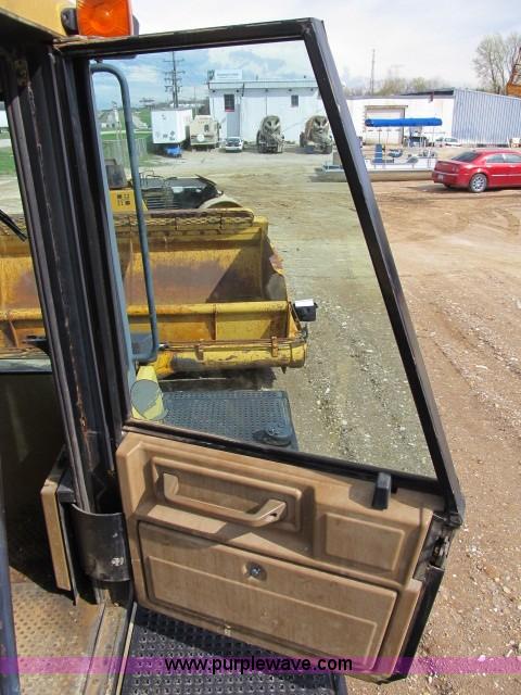 image for item B2666 1989 Caterpillar Challenger 65 tractor