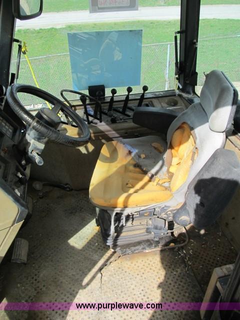 image for item B2666 1989 Caterpillar Challenger 65 tractor