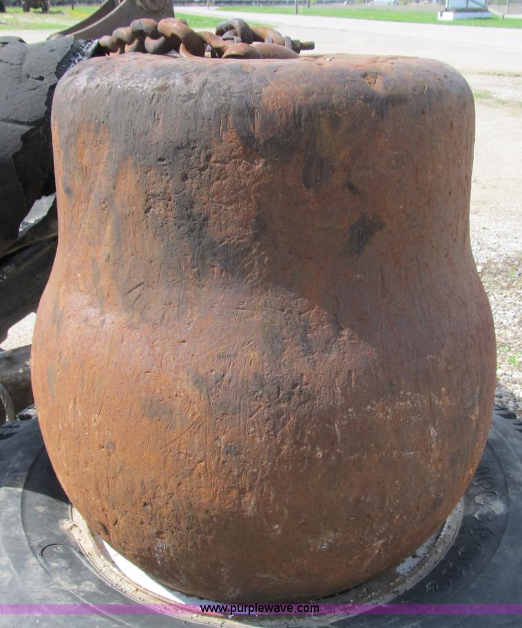image for item B2676 3,000 lb breaker ball