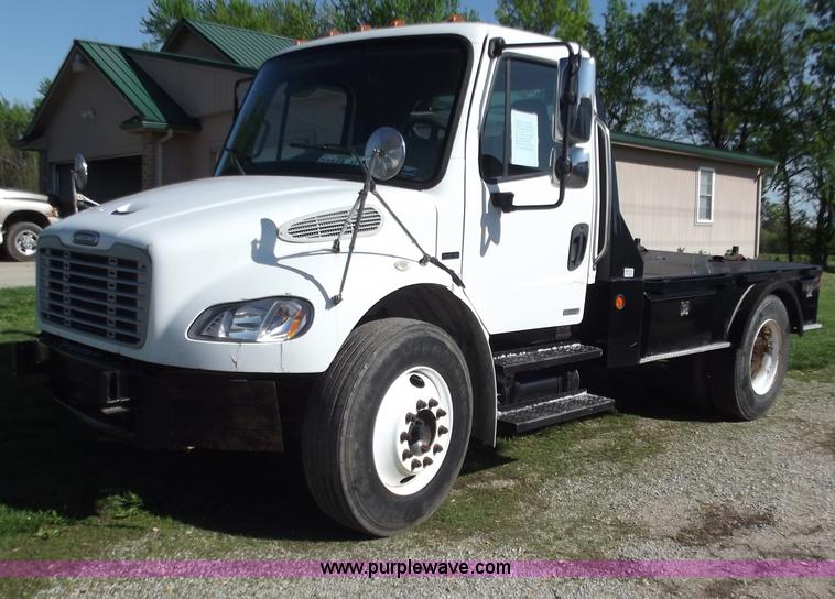 image for item B9194 2006 Freightliner M2 106 flatbed truck