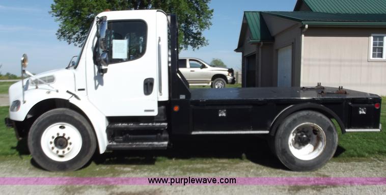 image for item B9194 2006 Freightliner M2 106 flatbed truck