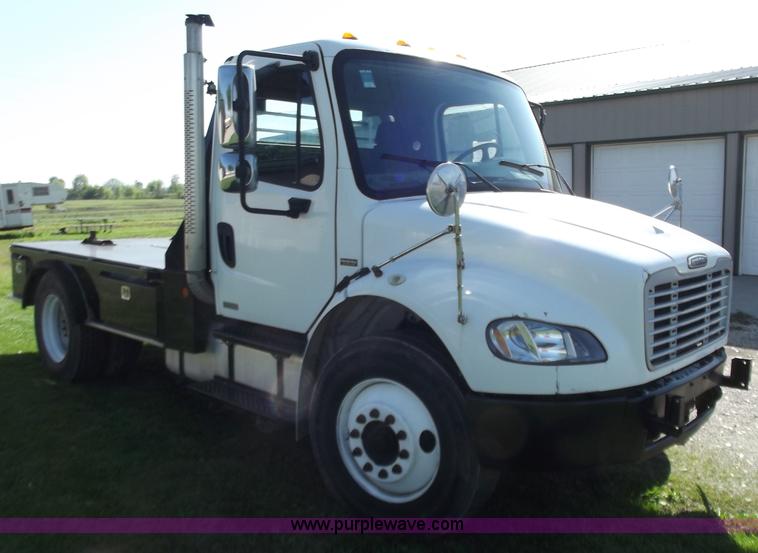 image for item B9194 2006 Freightliner M2 106 flatbed truck