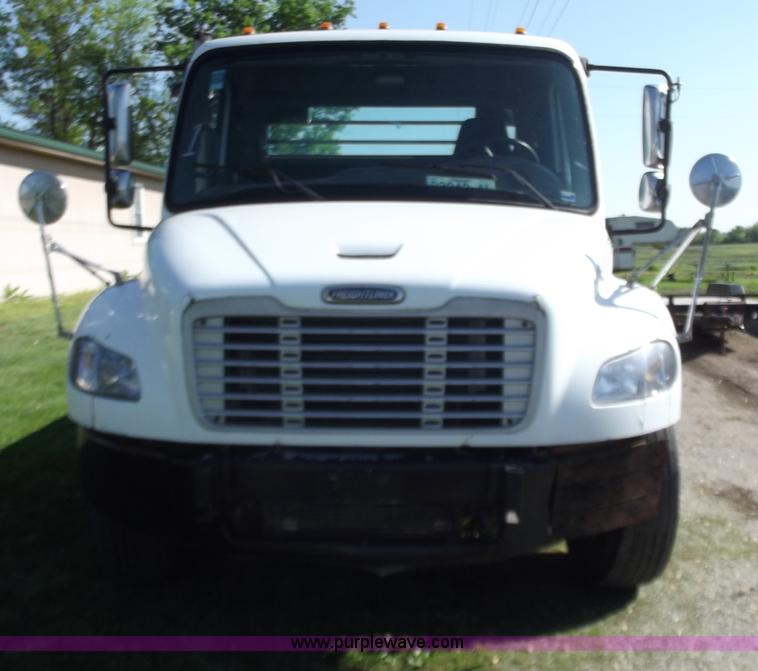image for item B9194 2006 Freightliner M2 106 flatbed truck
