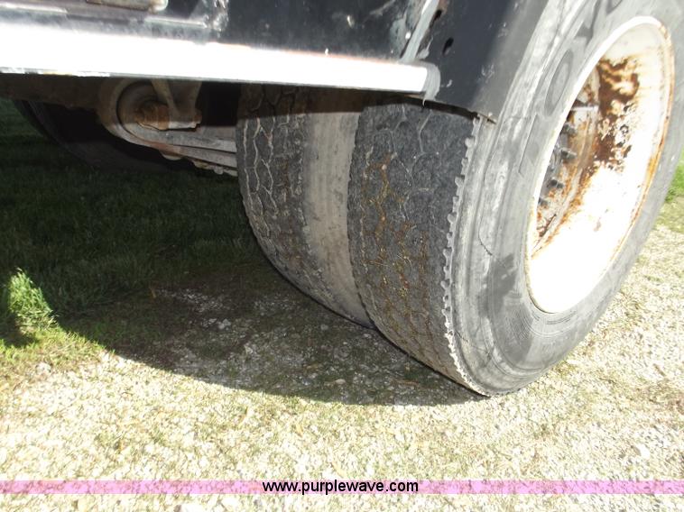 image for item B9194 2006 Freightliner M2 106 flatbed truck