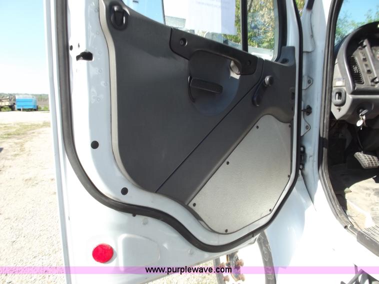 image for item B9194 2006 Freightliner M2 106 flatbed truck