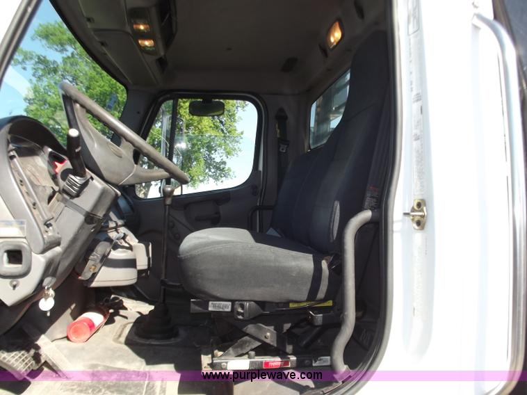 image for item B9194 2006 Freightliner M2 106 flatbed truck