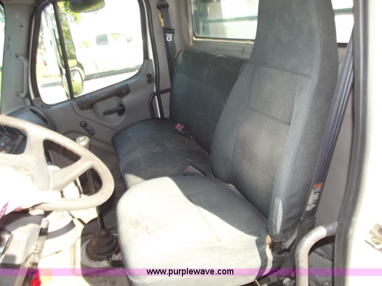 image for item B9194 2006 Freightliner M2 106 flatbed truck