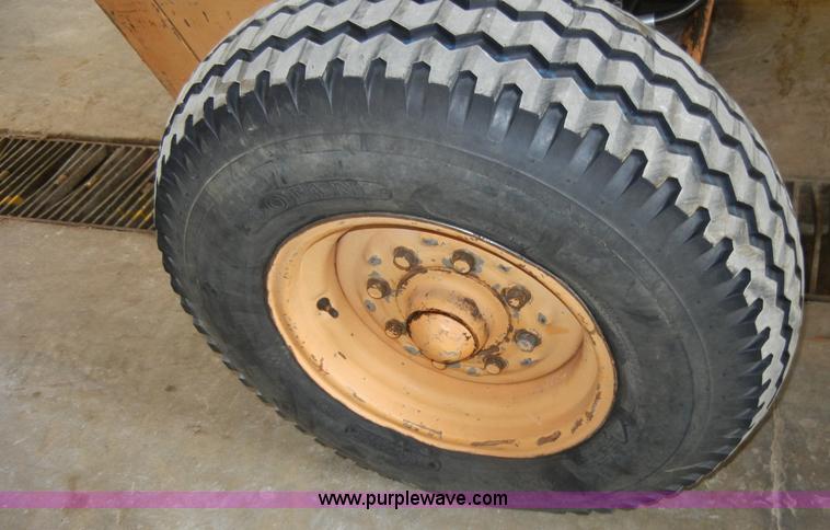 image for item C4406 Case 586C truck lift