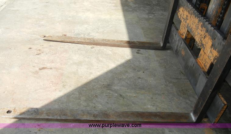 image for item C4406 Case 586C truck lift