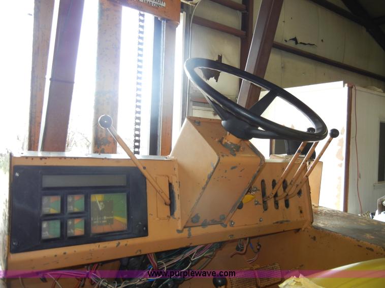 image for item C4406 Case 586C truck lift