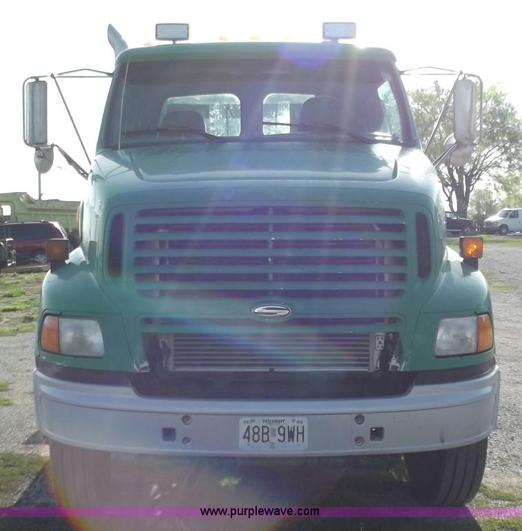 image for item D3850 1999 Sterling A9500 semi truck