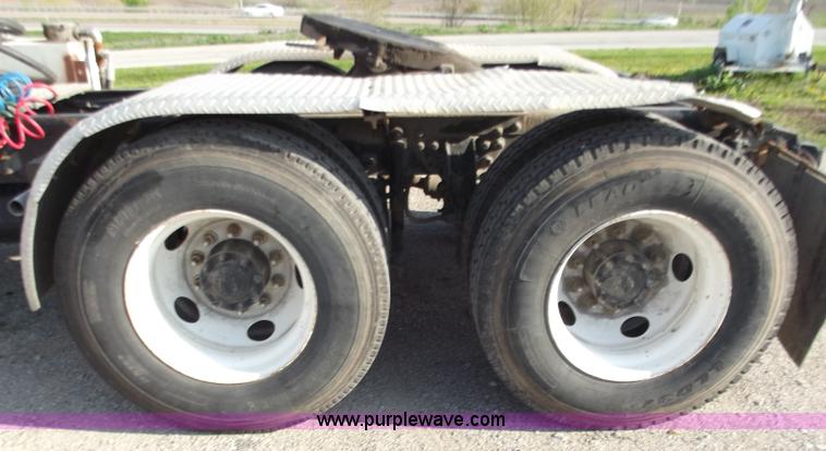 image for item D3850 1999 Sterling A9500 semi truck