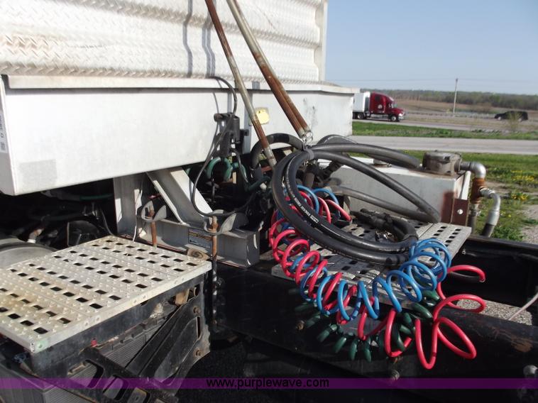 image for item D3850 1999 Sterling A9500 semi truck