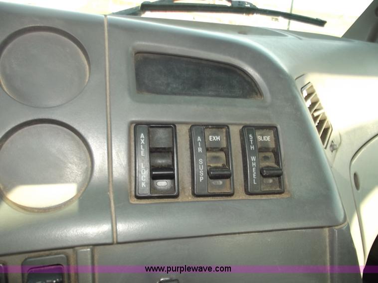 image for item D3850 1999 Sterling A9500 semi truck