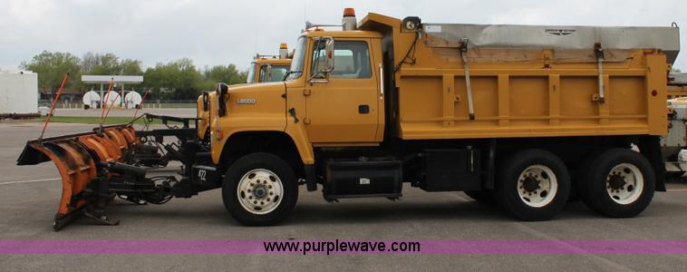 image for item D7632 1995 Ford LNT8000 tandem axle dump truck