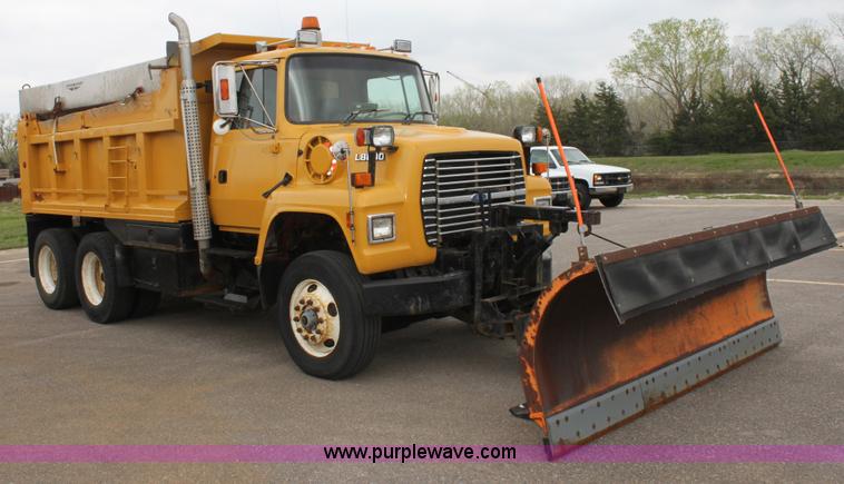 image for item D7632 1995 Ford LNT8000 tandem axle dump truck