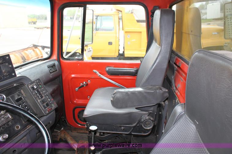 image for item D7632 1995 Ford LNT8000 tandem axle dump truck