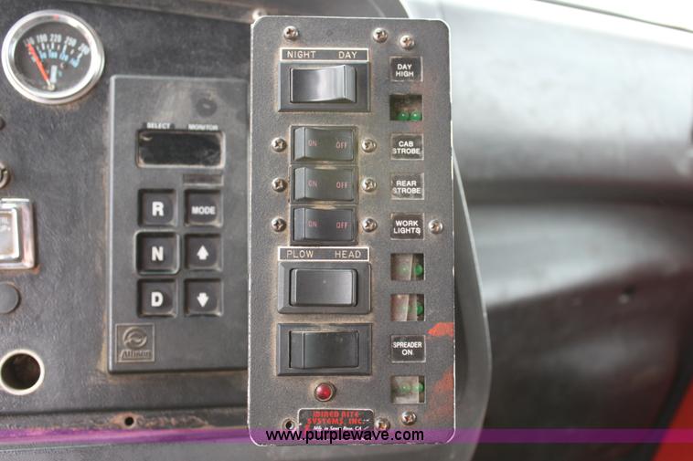 image for item D7632 1995 Ford LNT8000 tandem axle dump truck