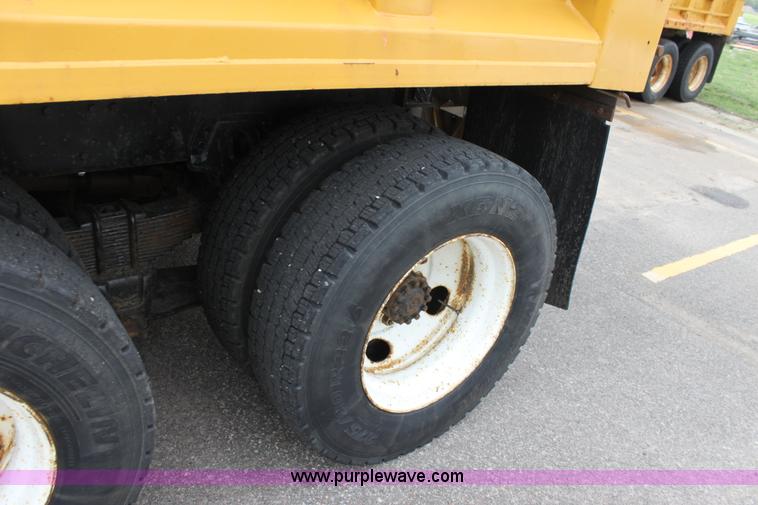 image for item D7632 1995 Ford LNT8000 tandem axle dump truck