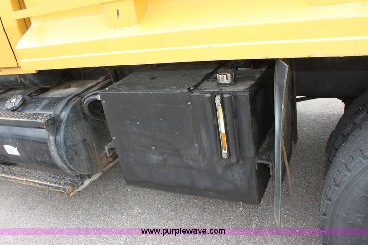 image for item D7632 1995 Ford LNT8000 tandem axle dump truck