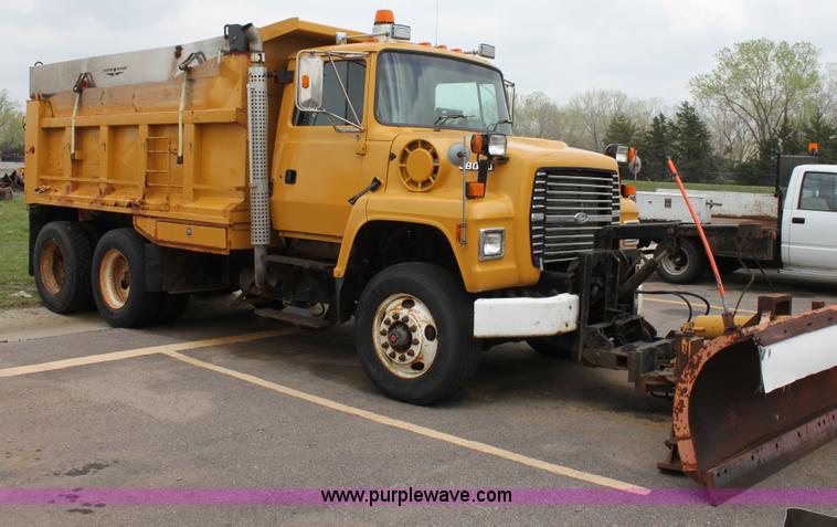 image for item D7633 1995 Ford LNT8000 tandem axle dump truck