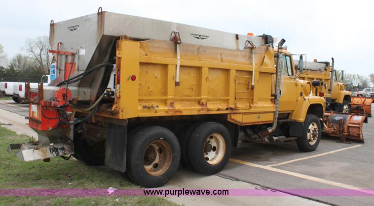 image for item D7633 1995 Ford LNT8000 tandem axle dump truck