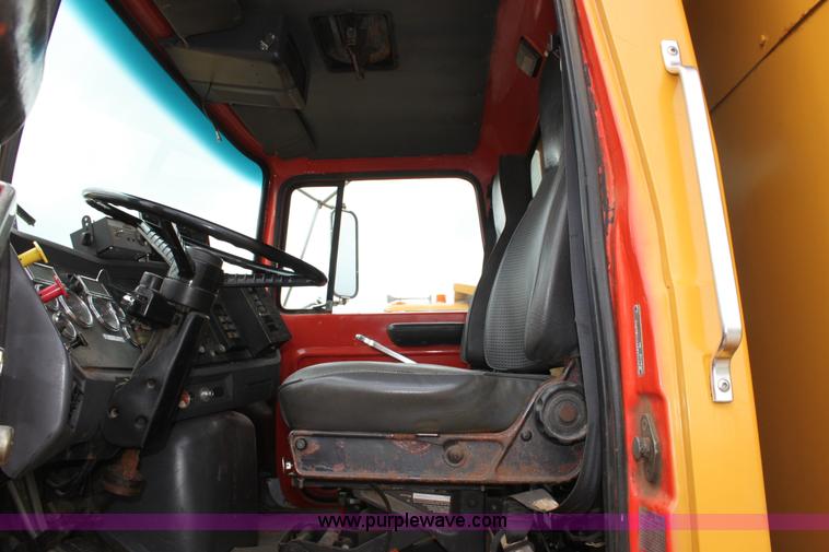 image for item D7633 1995 Ford LNT8000 tandem axle dump truck