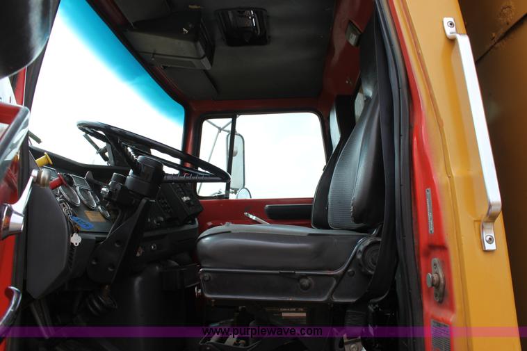 image for item D7634 1995 Ford LNT8000 tandem axle dump truck