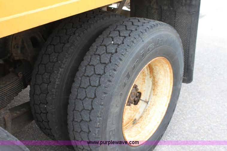 image for item D7634 1995 Ford LNT8000 tandem axle dump truck