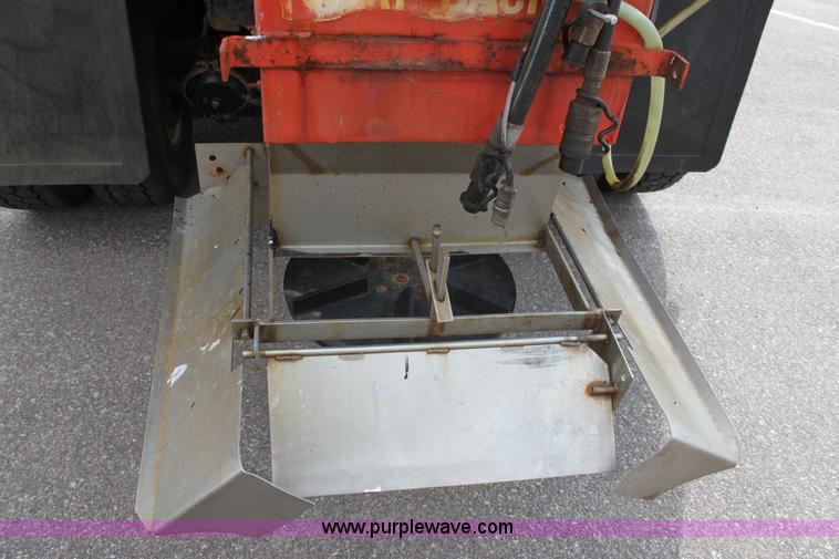 image for item D7634 1995 Ford LNT8000 tandem axle dump truck