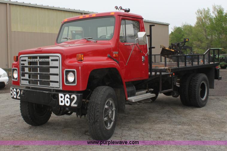image for item D7670 1983 International S1824 flatbed truck