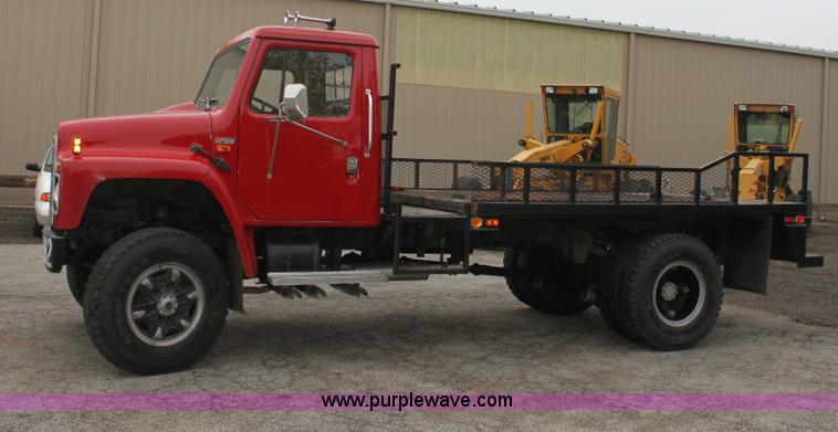 image for item D7670 1983 International S1824 flatbed truck
