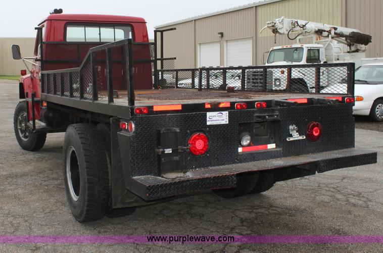 image for item D7670 1983 International S1824 flatbed truck