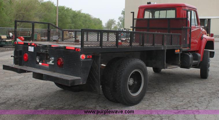 image for item D7670 1983 International S1824 flatbed truck