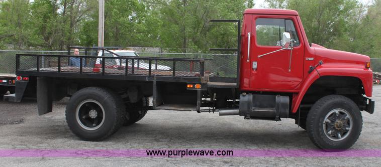 image for item D7670 1983 International S1824 flatbed truck