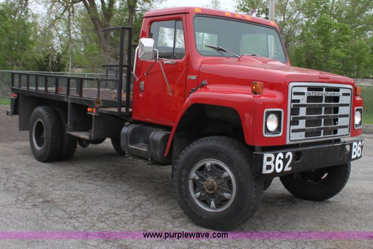 image for item D7670 1983 International S1824 flatbed truck