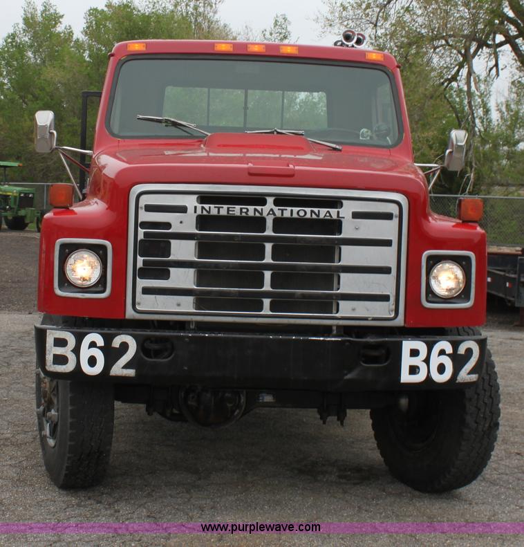 image for item D7670 1983 International S1824 flatbed truck