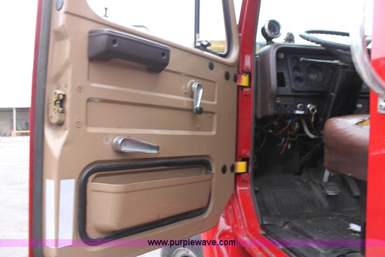 image for item D7670 1983 International S1824 flatbed truck