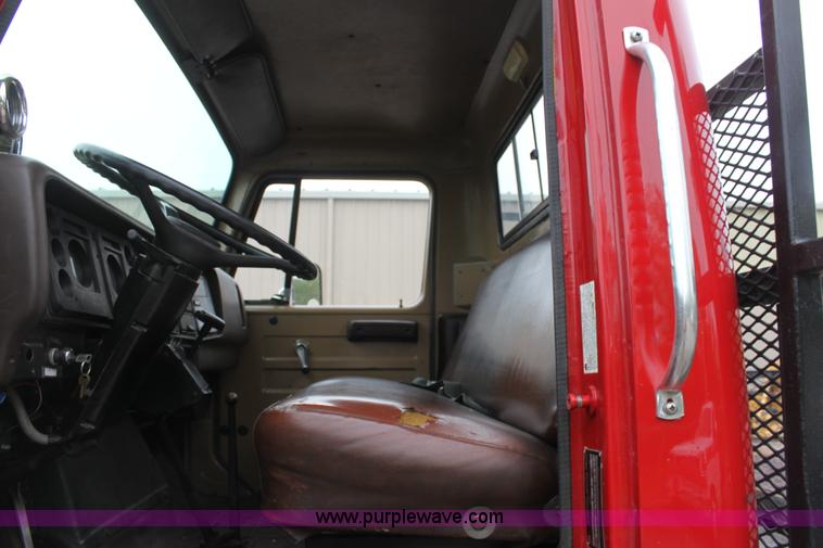 image for item D7670 1983 International S1824 flatbed truck